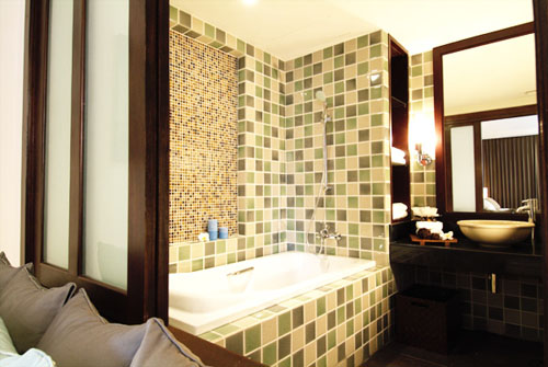 อ่างอาบน้ำภายในห้องดีลักซ์แบบโรงแรม